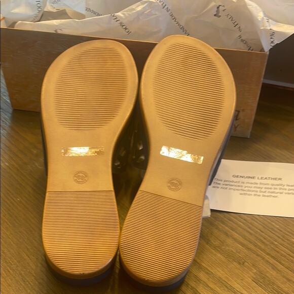 Bella Vita Italy Cas-Italy Slides – New in Box - Picture 4 of 5